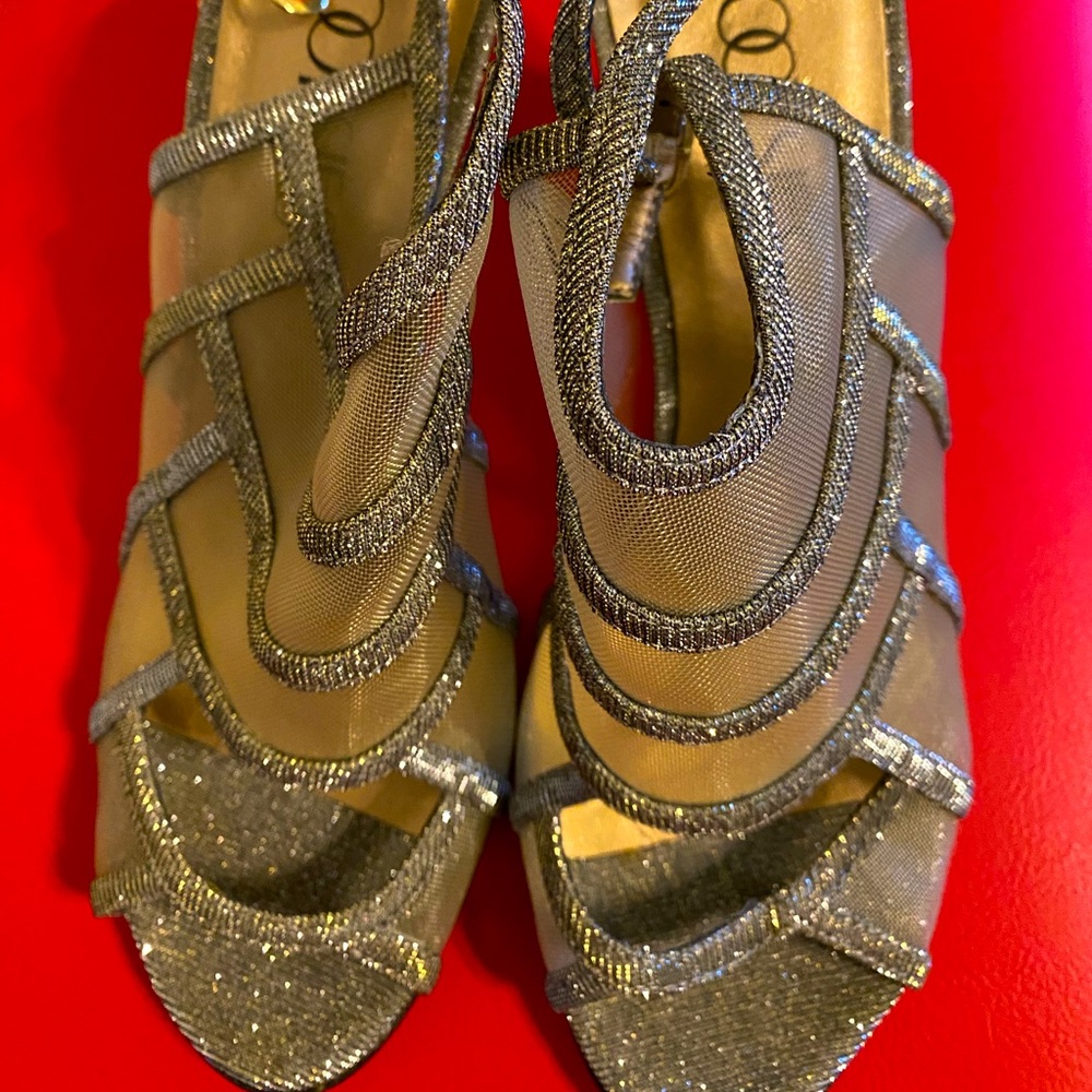 TOOTSIE TAUPE DRESSY HEELS